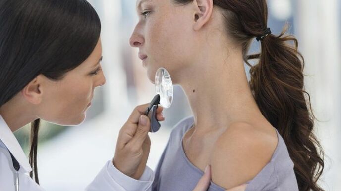 The doctor determines the type of papilloma on the neck
